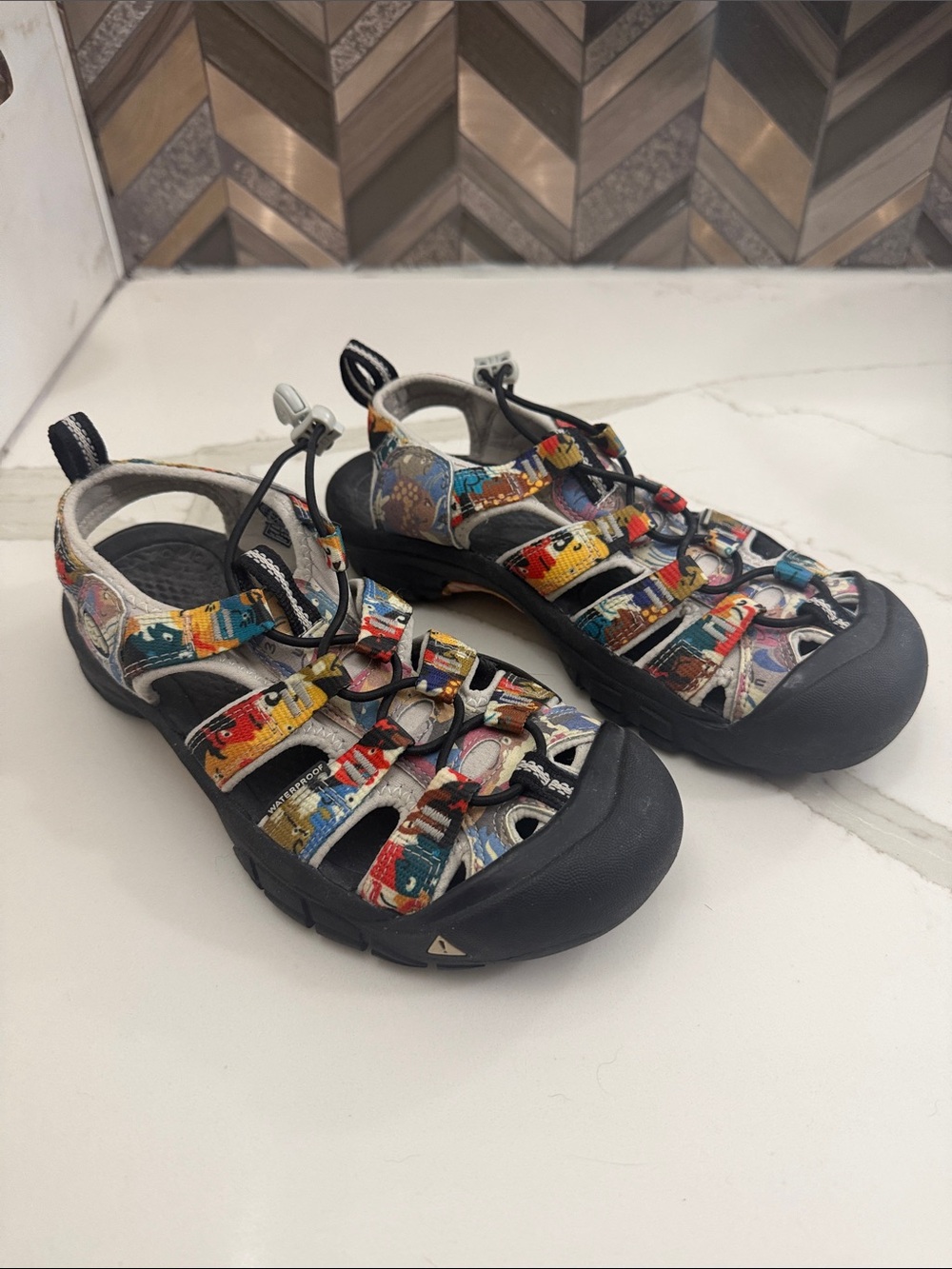 Sz 6.5. Keen Multicolor Closed-Toe Outdoor Sandals